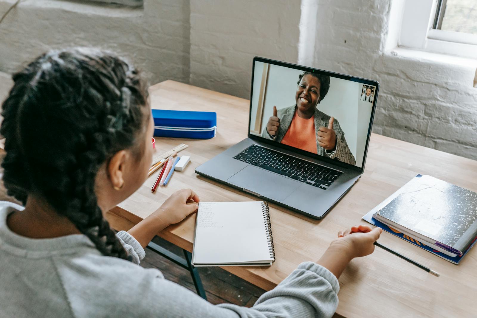 AP öğrencisi laptop üzerinden eğitmeniyle birebir online ders yapıyor